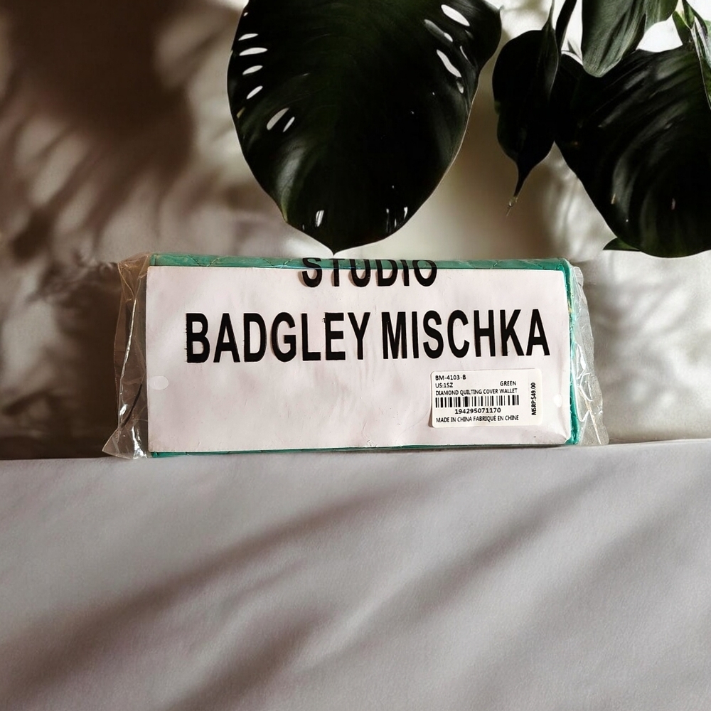 💕HOST PICK!!💕NWT Badgely Mischka Wallet - Picture 3 of 8